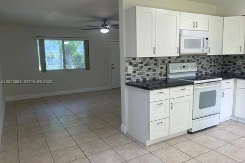 House in Dania Beach, Florida 2 bedrooms № 2068373 - photo 5