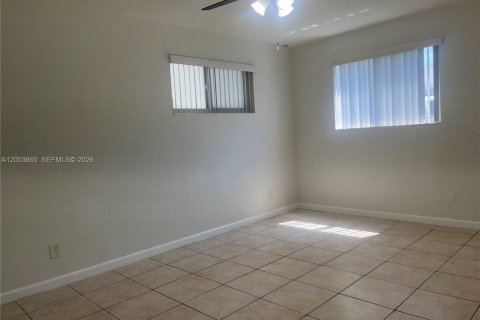 House in Dania Beach, Florida 2 bedrooms № 2068373 - photo 7