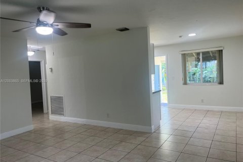 House in Dania Beach, Florida 2 bedrooms № 2068373 - photo 3