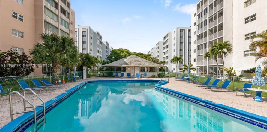 Кондоминиум с 2 спальнями в Халландейл-Бич, Флорида № 2011061