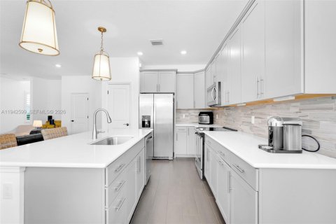 House in Hollywood, Florida 3 bedrooms, 206.24 sq.m. № 2000004 - photo 14