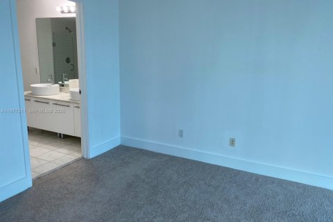 Condo in Miami, Florida, 2 bedrooms  № 2041611 - photo 16