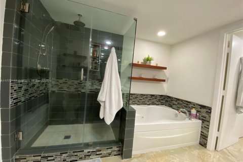 Condo in Miami, Florida, 2 bedrooms  № 1593629 - photo 22