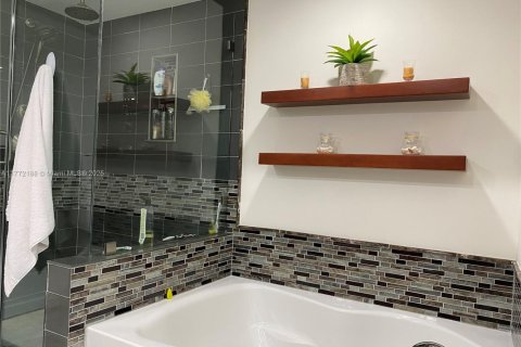 Condo in Miami, Florida, 2 bedrooms  № 1593629 - photo 21