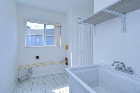 House in Tampa, Florida 4 bedrooms, 304.16 sq.m. № 1718669 - photo 9