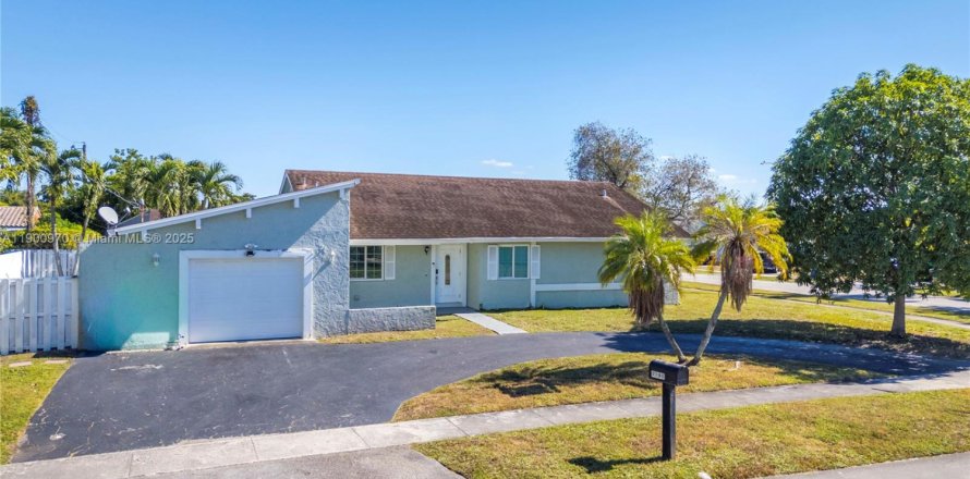 Casa en Sunrise, Florida 3 dormitorios, 149.02 m2 № 1973954