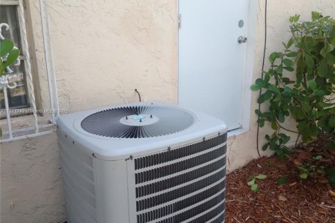 Propiedad comercial en venta en Miami, Florida № 1928388 - foto 12