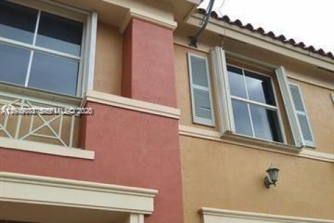 Кондоминиум с 2 спальнями в Дорал, Флорида № 2001810