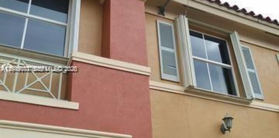 Кондоминиум с 2 спальнями в Дорал, Флорида № 2001810