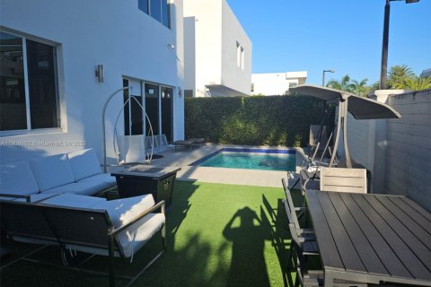 House in Doral, Florida 5 bedrooms, 289.2 sq.m. № 2013139 - photo 14