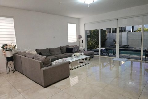 House in Doral, Florida 5 bedrooms, 289.2 sq.m. № 2013139 - photo 11