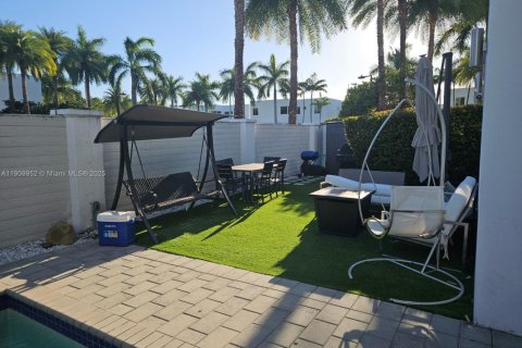 House in Doral, Florida 5 bedrooms, 289.2 sq.m. № 2013139 - photo 13