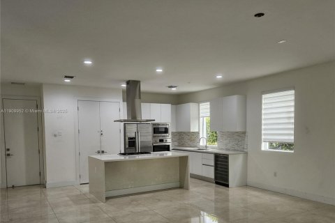 House in Doral, Florida 5 bedrooms, 289.2 sq.m. № 2013139 - photo 8