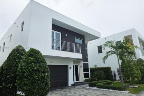 House in Doral, Florida 5 bedrooms, 289.2 sq.m. № 2013139 - photo 2