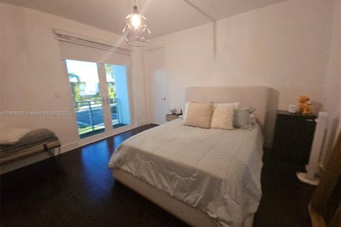 House in Doral, Florida 5 bedrooms, 289.2 sq.m. № 2013139 - photo 18