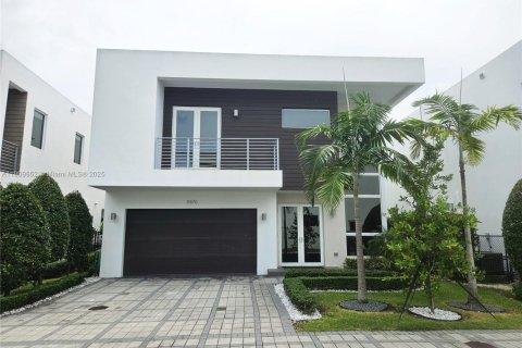 House in Doral, Florida 5 bedrooms, 289.2 sq.m. № 2013139