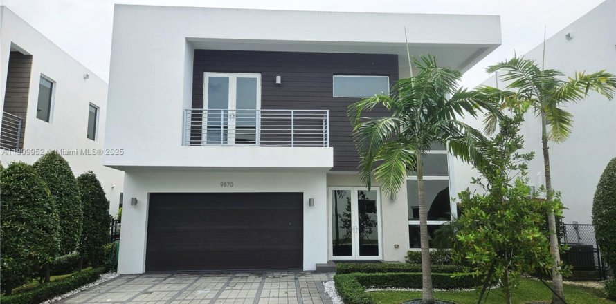 House in Doral, Florida 5 bedrooms, 289.2 sq.m. № 2013139