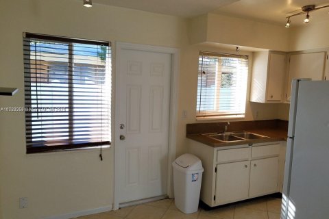 Commercial property in Pompano Beach, Florida 268.21 sq.m. № 1764517 - photo 1