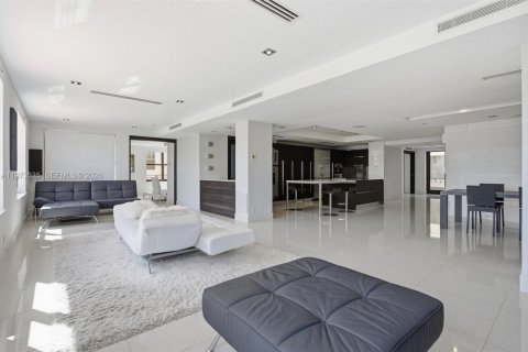 Condo in Miami Beach, Florida, 4 bedrooms № 2079327