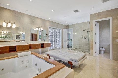 House in Key Biscayne, Florida 7 bedrooms, 513.56 sq.m. № 1269260 - photo 12