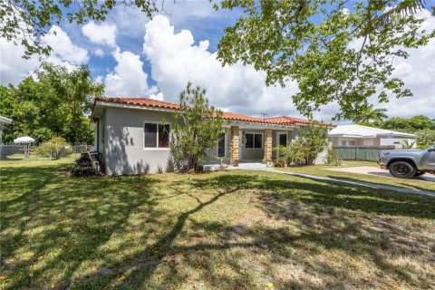 Propiedad comercial en venta en Biscayne Park, Florida, 167.69 m2 № 1980723 - foto 4