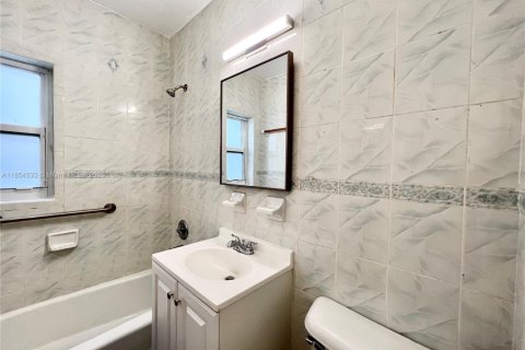 Propiedad comercial en venta en Biscayne Park, Florida, 167.69 m2 № 1980723 - foto 18