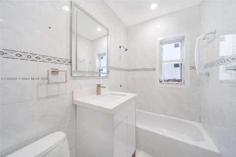 Propiedad comercial en venta en Biscayne Park, Florida, 167.69 m2 № 1980723 - foto 10