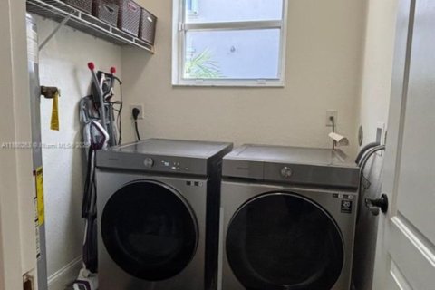 Villa ou maison à vendre à Miramar, Floride: 3 chambres, 181.44 m2 № 1930296 - photo 16