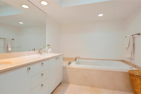 Condominio en venta en Sunny Isles Beach, Florida, 3 dormitorios, 217.39 m2 № 1638412 - foto 18