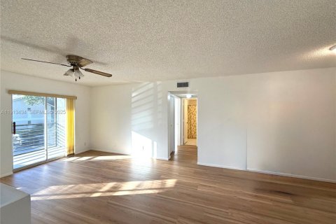 Condo in Pompano Beach, Florida, 2 bedrooms  № 1982188 - photo 4