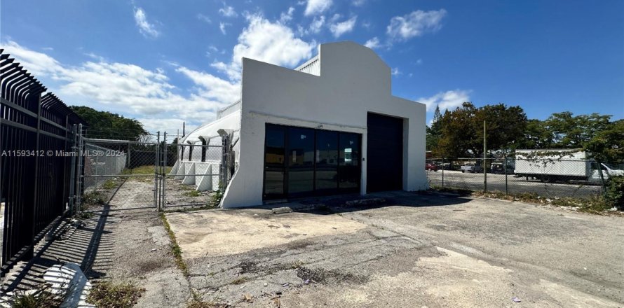 Commercial property in Hollywood, Florida № 1706639