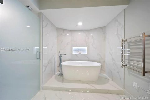 Condo in Miami Beach, Florida, 2 bedrooms № 2181268 - photo 15