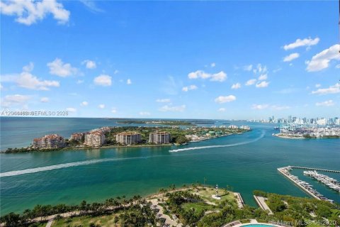 Condo in Miami Beach, Florida, 2 bedrooms № 2181268 - photo 2