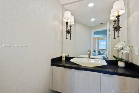 Condo in Miami Beach, Florida, 2 bedrooms № 2181268 - photo 17