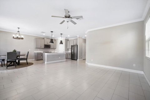 House in Land O' Lakes, Florida 4 bedrooms, 257.8 sq.m. № 1432279 - photo 7