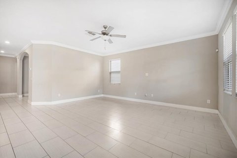 House in Land O' Lakes, Florida 4 bedrooms, 257.8 sq.m. № 1432279 - photo 8