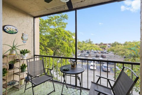 Condo in North Lauderdale, Florida, 2 bedrooms  № 2176977 - photo 9