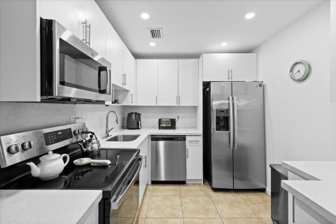 Condo in North Lauderdale, Florida, 2 bedrooms  № 2176977 - photo 4