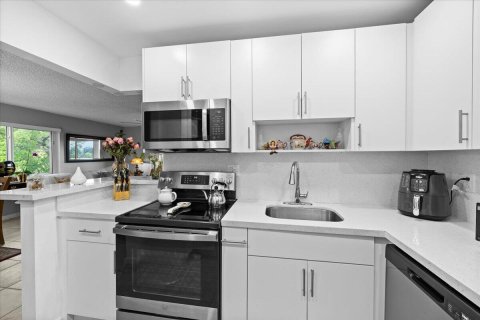 Condo in North Lauderdale, Florida, 2 bedrooms  № 2176977 - photo 3