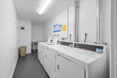 Condo in North Lauderdale, Florida, 2 bedrooms  № 2176977 - photo 19