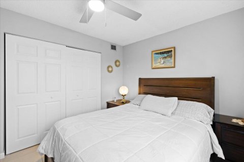 Condo in North Lauderdale, Florida, 2 bedrooms  № 2176977 - photo 16