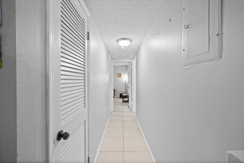 Condo in North Lauderdale, Florida, 2 bedrooms  № 2176977 - photo 10