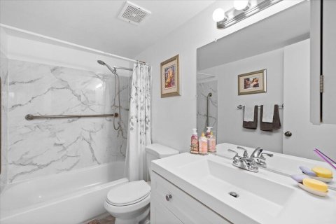 Condo in North Lauderdale, Florida, 2 bedrooms  № 2176977 - photo 17