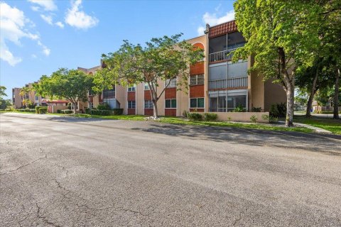 Condo in North Lauderdale, Florida, 2 bedrooms  № 2176977 - photo 21