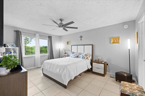 Condo in North Lauderdale, Florida, 2 bedrooms  № 2176977 - photo 11