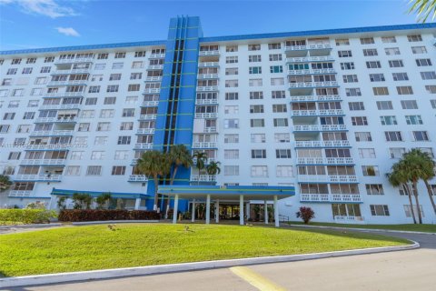 Condo in Hollywood, Florida, 2 bedrooms  № 1951416 - photo 29