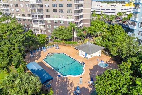 Condo in Hollywood, Florida, 2 bedrooms  № 1951416 - photo 27