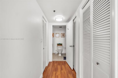 Condo in Hollywood, Florida, 2 bedrooms  № 1951416 - photo 16