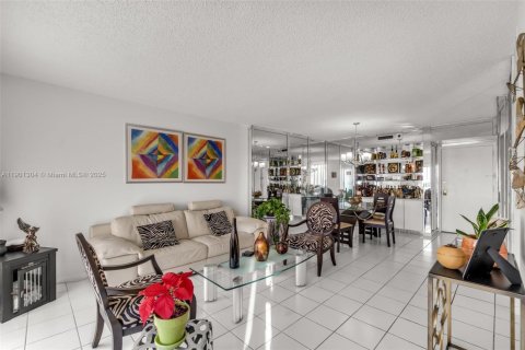Condo in Hollywood, Florida, 2 bedrooms  № 1951416 - photo 5