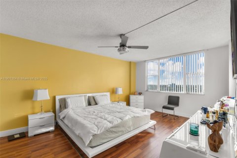 Condo in Hollywood, Florida, 2 bedrooms  № 1951416 - photo 13